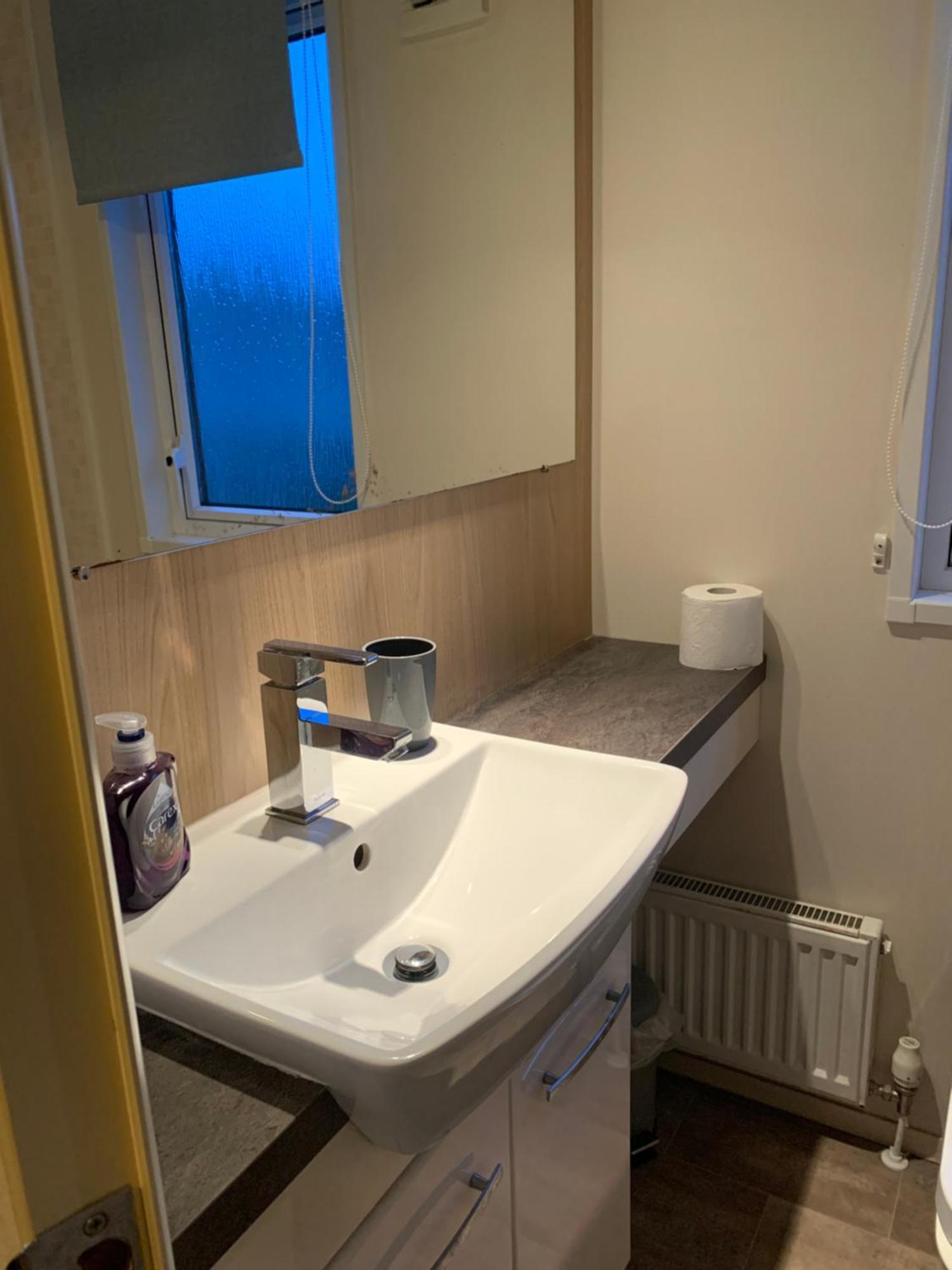 Luxury 2 Bed Lodge Sleeps Up To 6, Free Parking, Wi-Fi, E3 Whitehouse Leisure Park Towyn Kinmel Bay Exterior photo