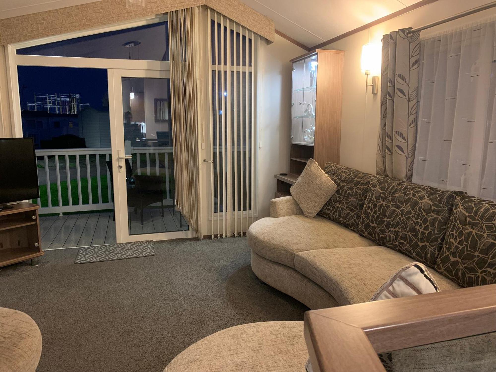 Luxury 2 Bed Lodge Sleeps Up To 6, Free Parking, Wi-Fi, E3 Whitehouse Leisure Park Towyn Kinmel Bay Exterior photo